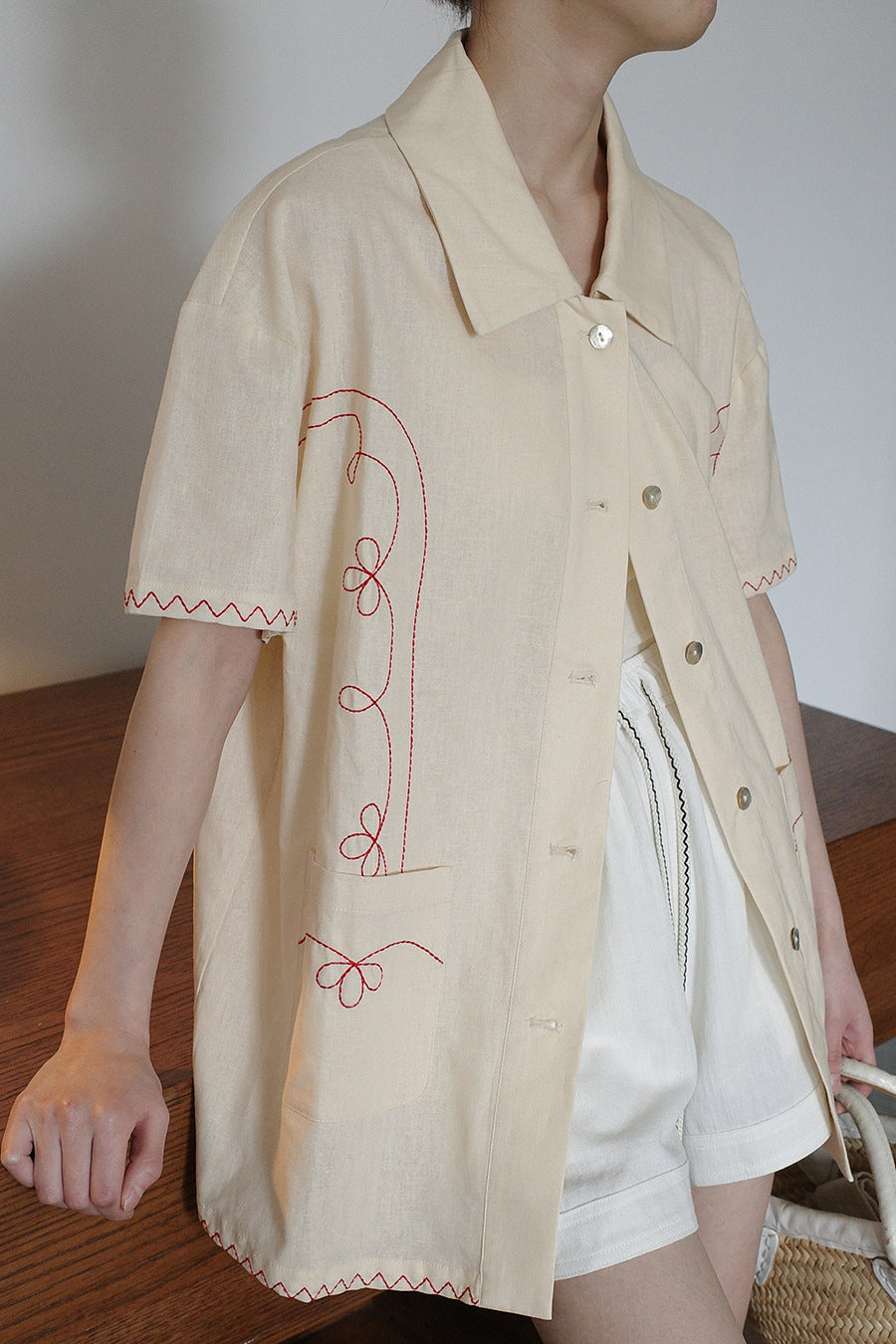 Dame afslappet skjorte med stilfulde broderier og praktisk knaplukning Stilla