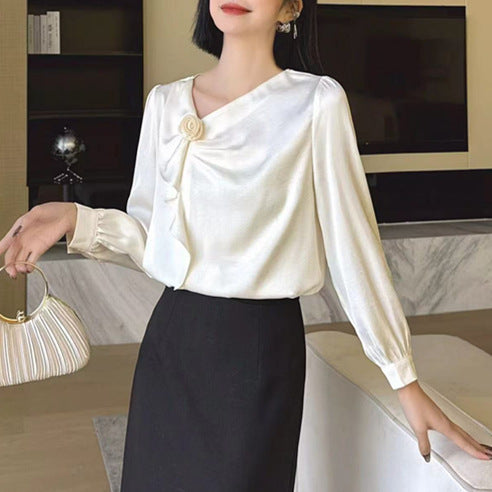 Dame elegant bluse med dekorative flæser og blomsterapplikation Stilla