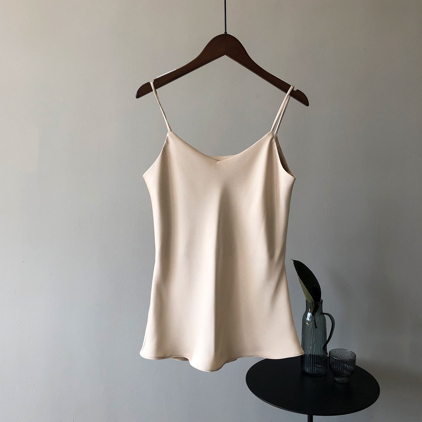 Dame elegant camisole-top med fint satinmateriale og justerbare spaghetti-stropper Stilla