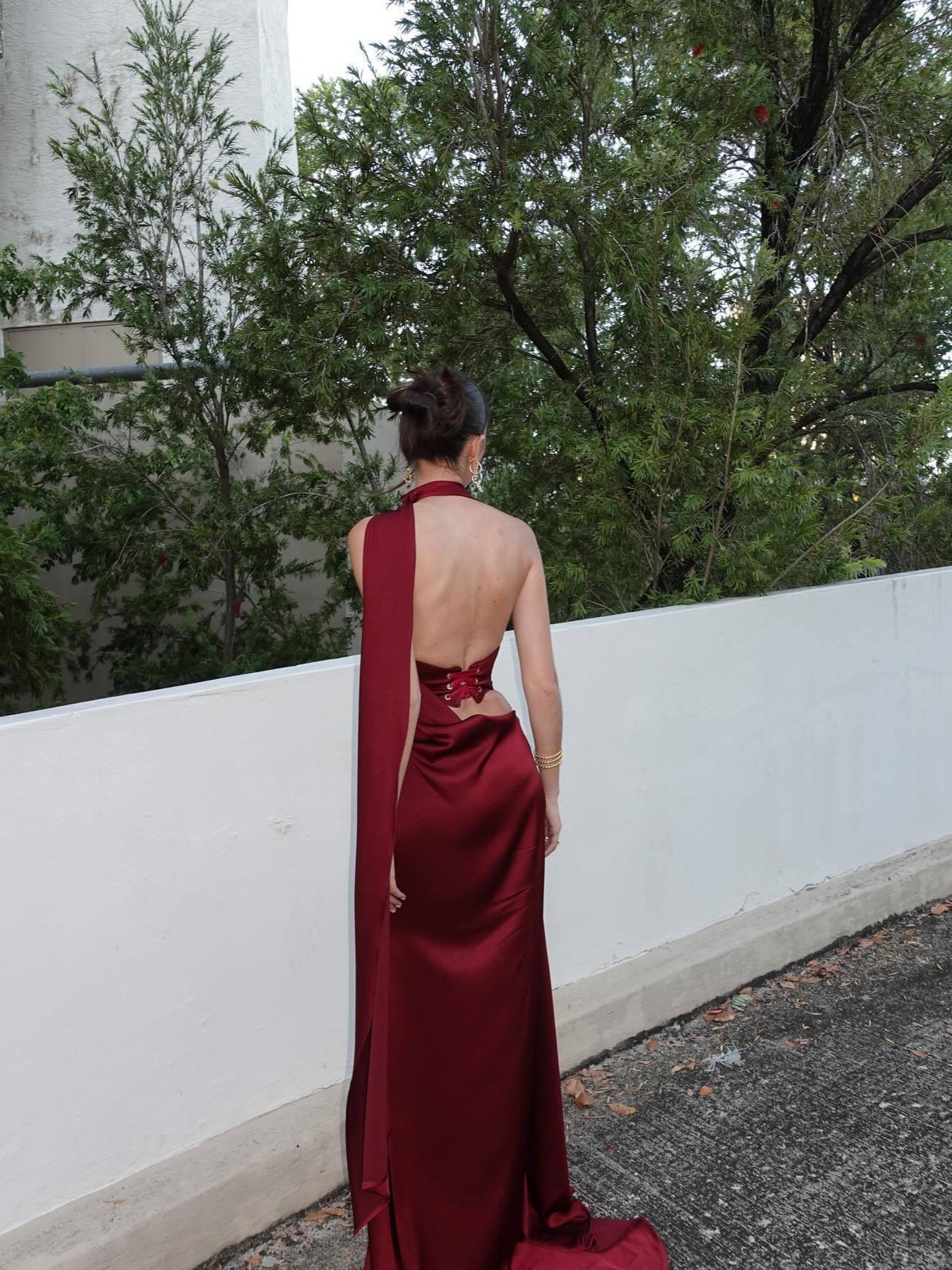 Dame elegant aftenkjole med asymmetrisk design og flydende stof Stilla