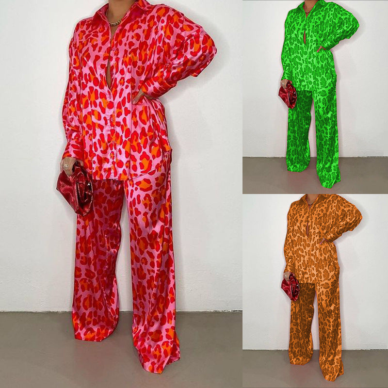 Dame Satin-jumpsuit med attraktivt leopardmønster Stilla