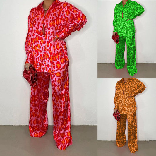 Dame Satin-jumpsuit med attraktivt leopardmønster Stilla