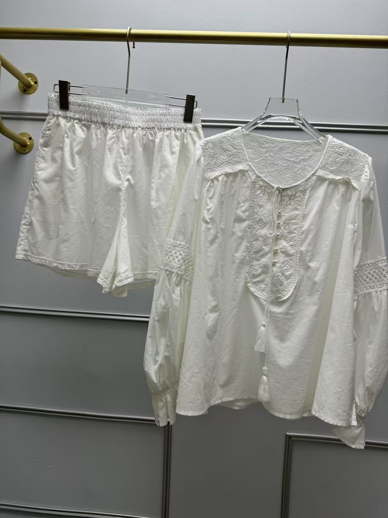 Dame elegant bluse med fine broderidetaljer og knaplukning Stilla