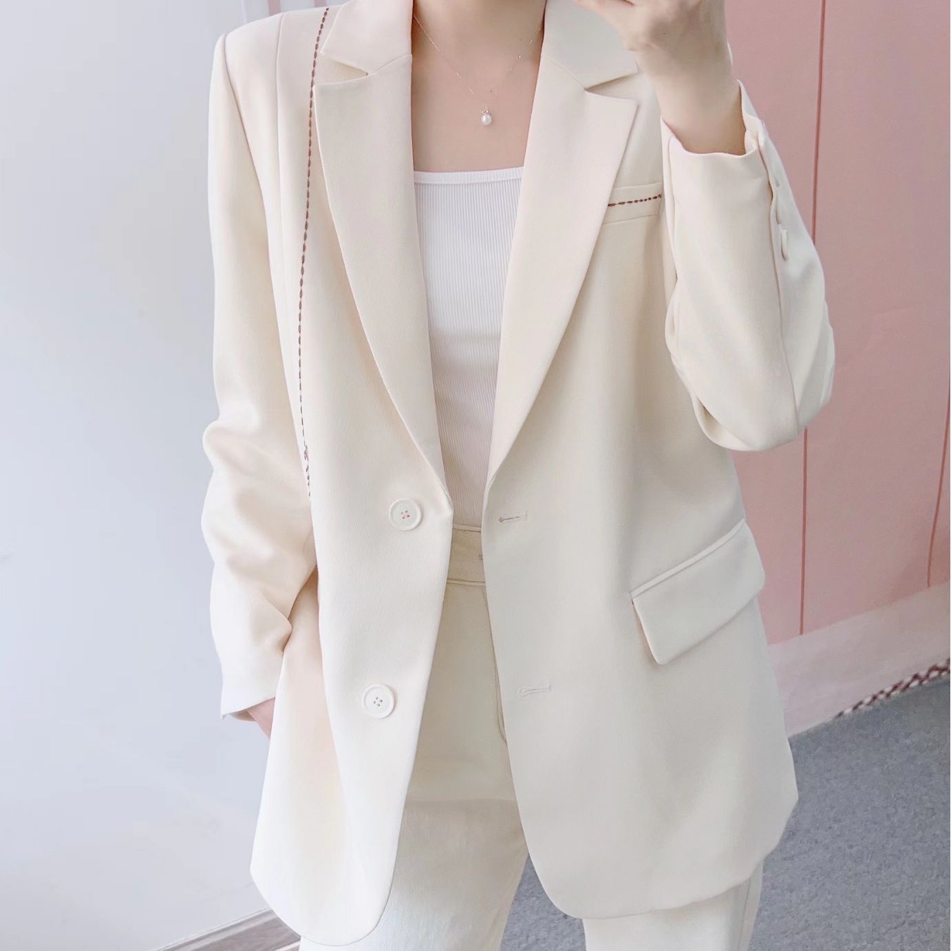 Dame Elegant Blazer med dekorative knapdetaljer og raffinerede accenter Stilla