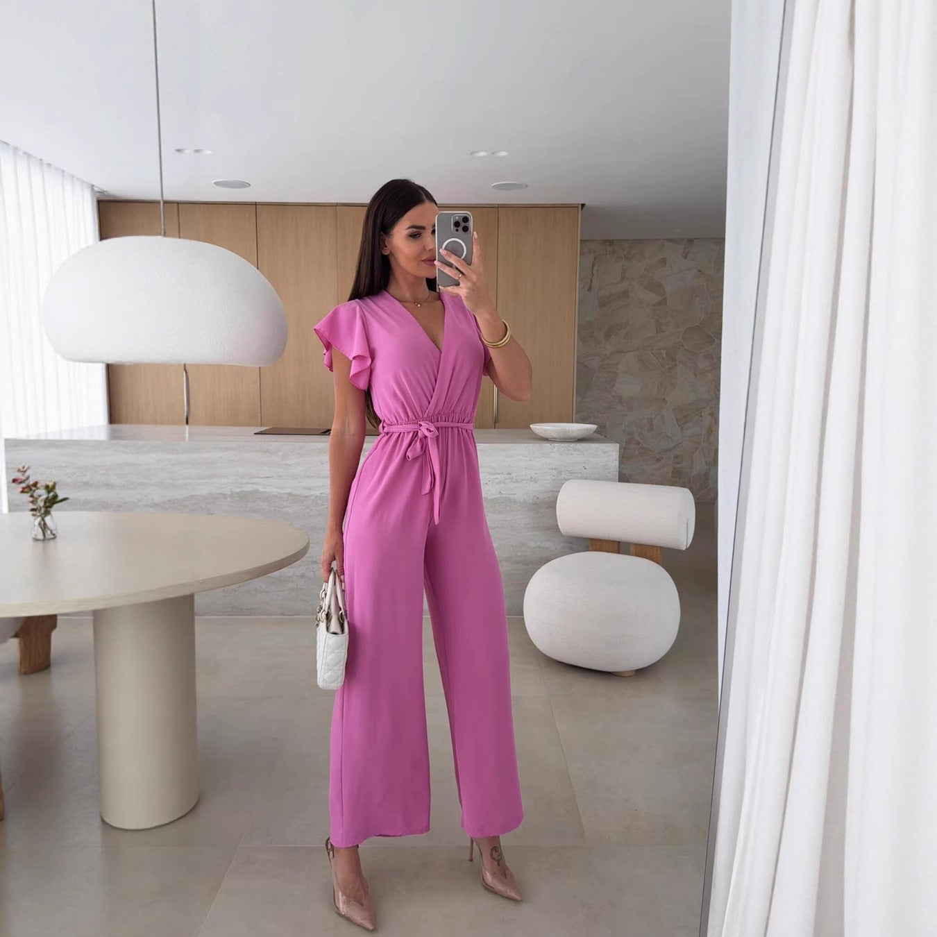 Dame jumpsuit med elegante ruffle detaljer og figursyet snit Stilla