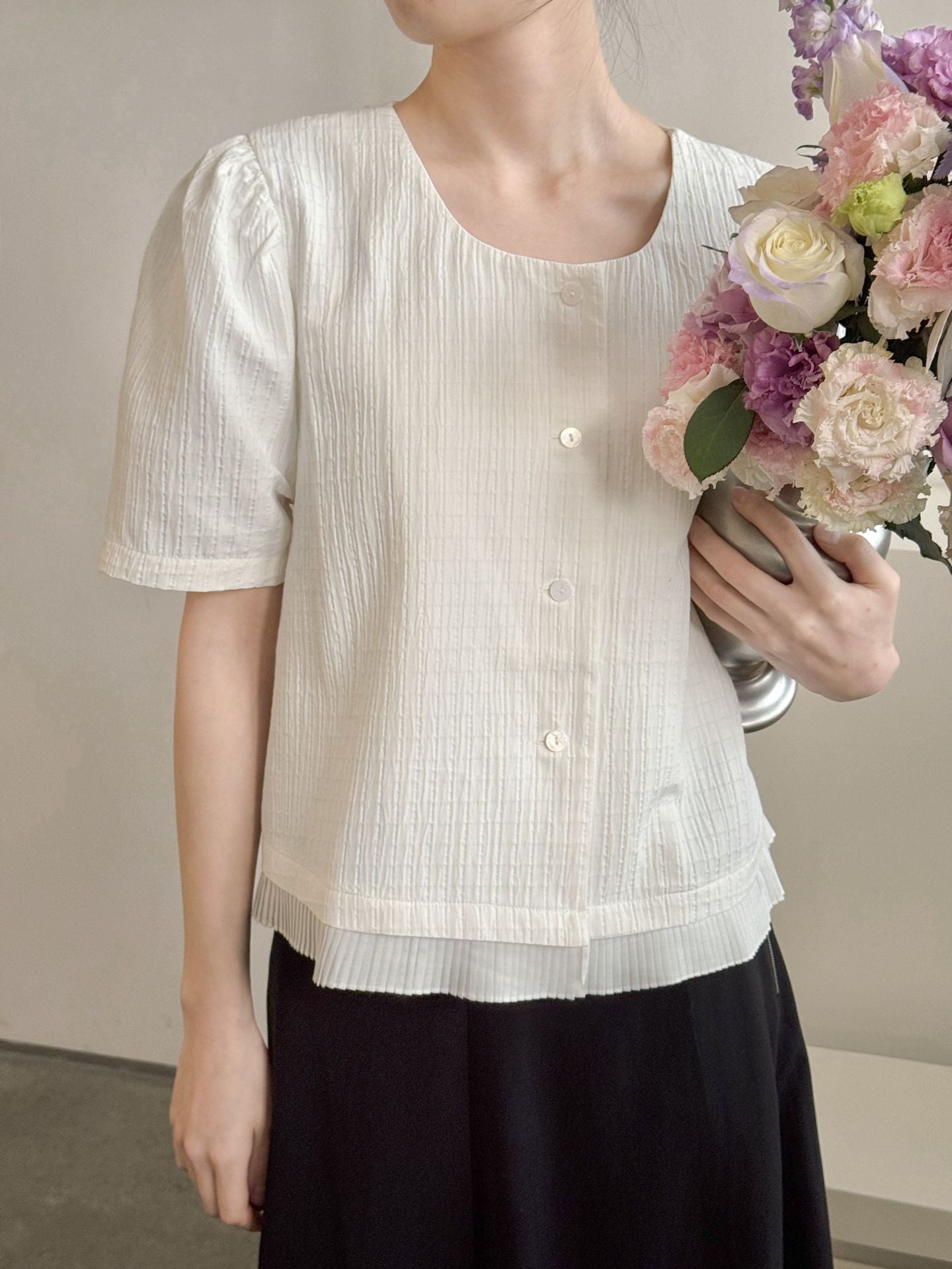 Dame afslappet bluse med rynket kortærmet og knaplukning Stilla