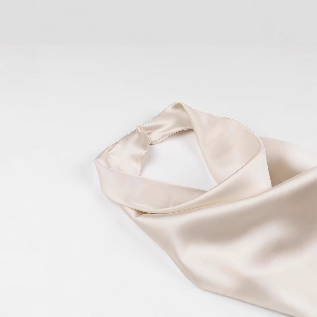 Dame elegant halterneck kjole med yndefuld drapering og blomsterdetalje Stilla