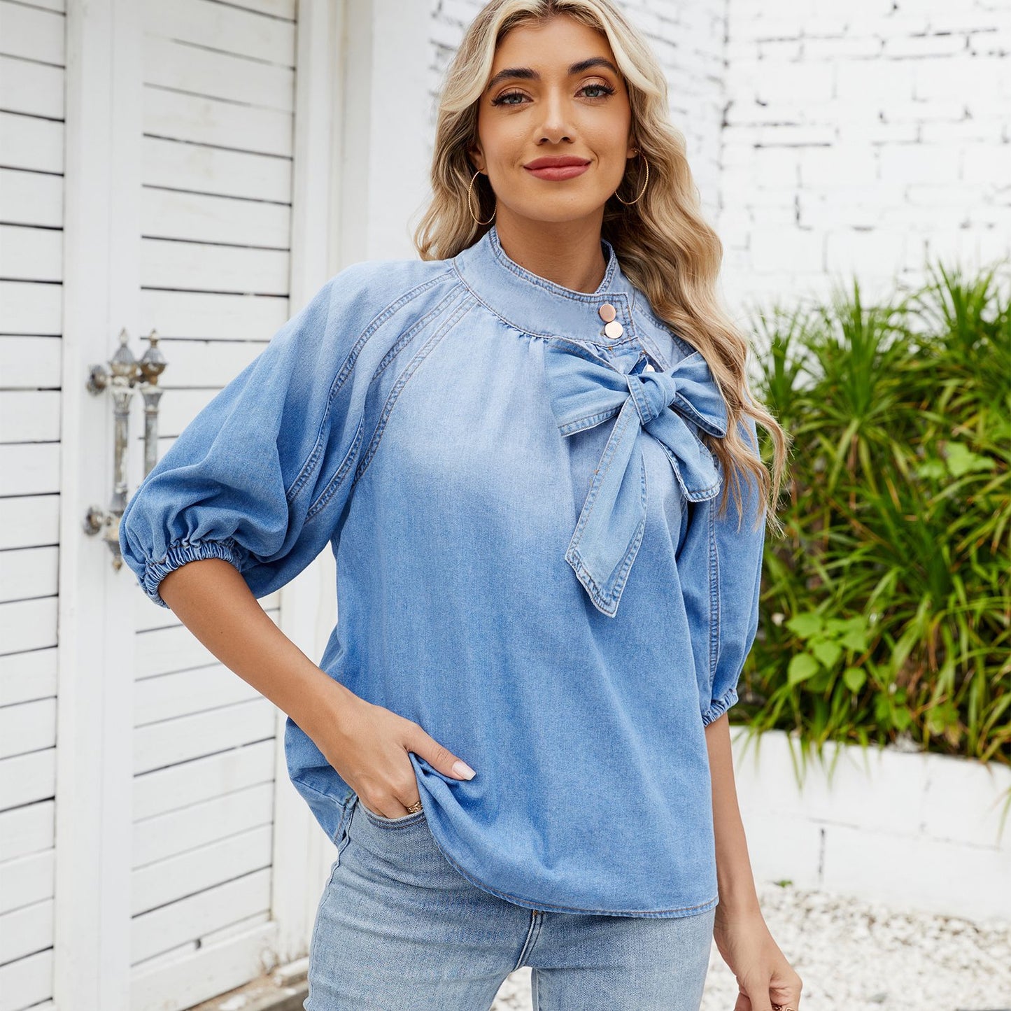 Dame Denim-top med dekorativt sløjfedetalje og feminine puffærmer Stilla