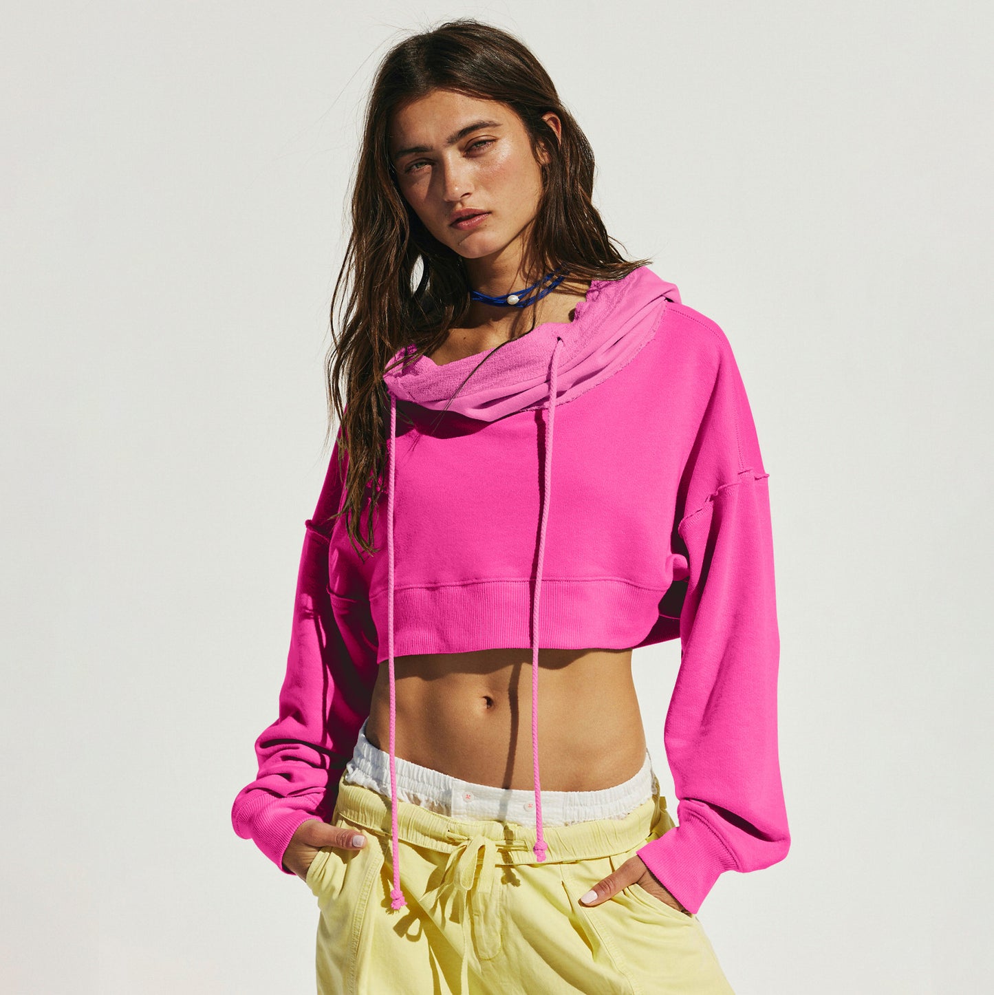 Dame cropped hættebluse med afslappet snit og funktionelle snore detaljer Stilla