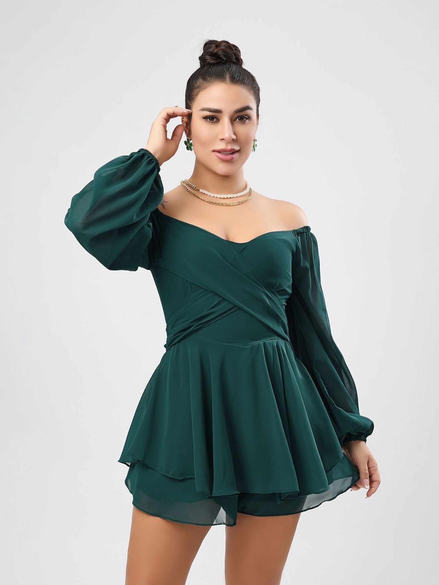 Dame romantisk jumpsuit med off-shoulder-design og flæsedetaljer Stilla