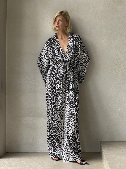 Dame jumpsuit i trendy dyreprint stil med bredt ben og elegante detaljer Stilla
