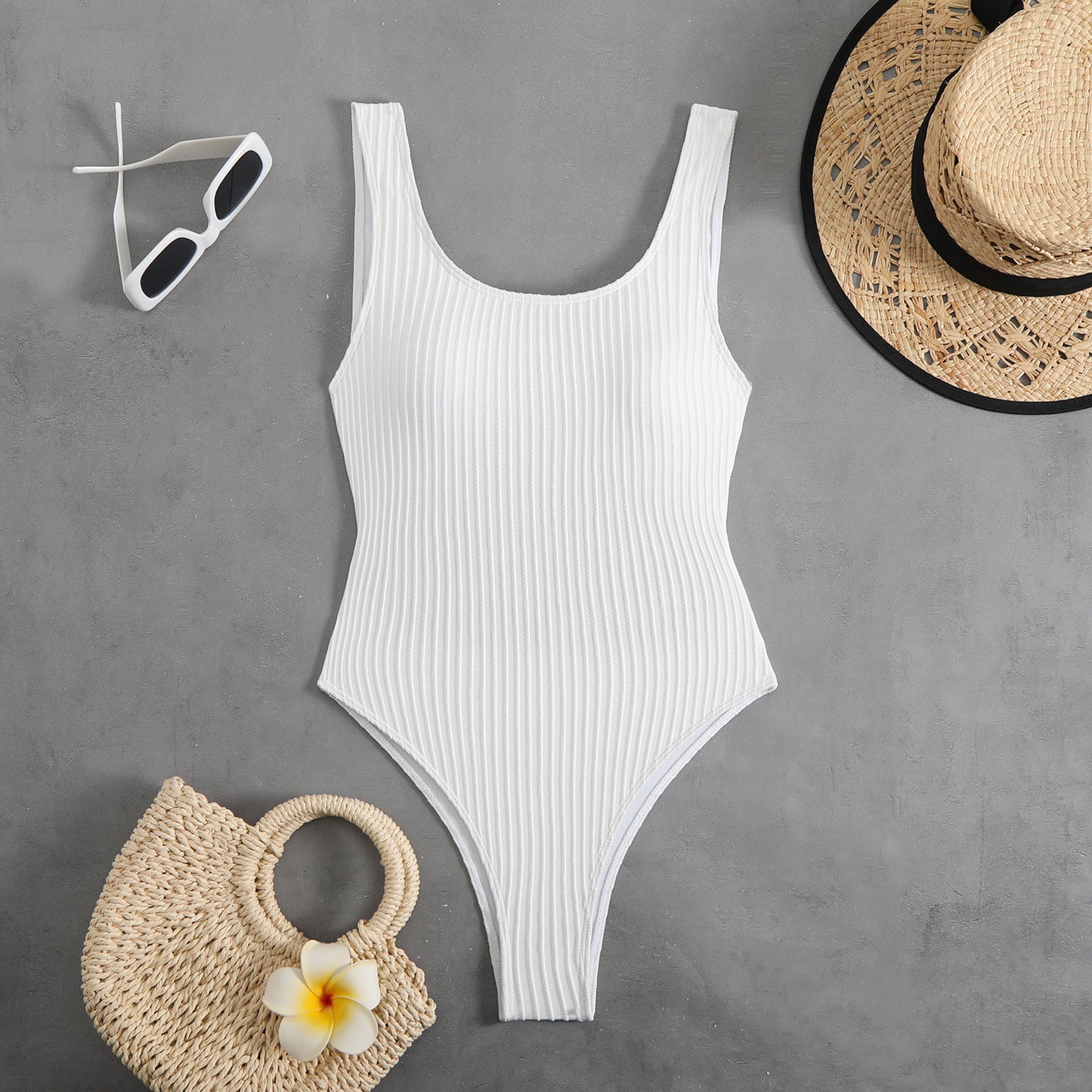 Dame jumpsuit badeshorts i moderne ribdesign med højt skåret benudskæring Stilla