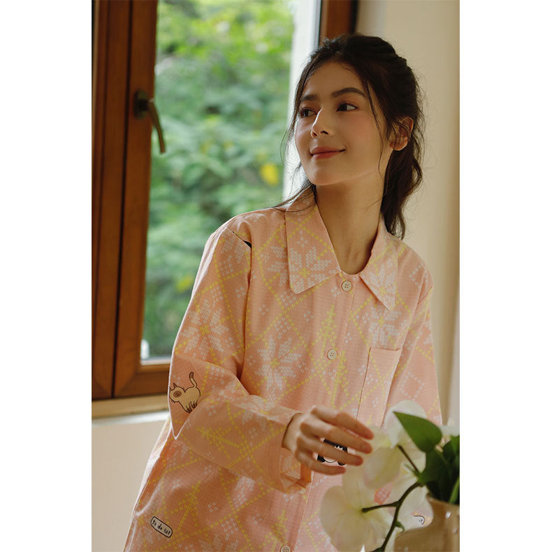 Dame afslappende pyjamassæt med kreativt dyremotiv og komfortable detaljer Stilla