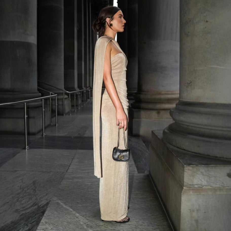 Dame Elegant aftenkjole med asymmetrisk design og raffinerede draperinger Stilla