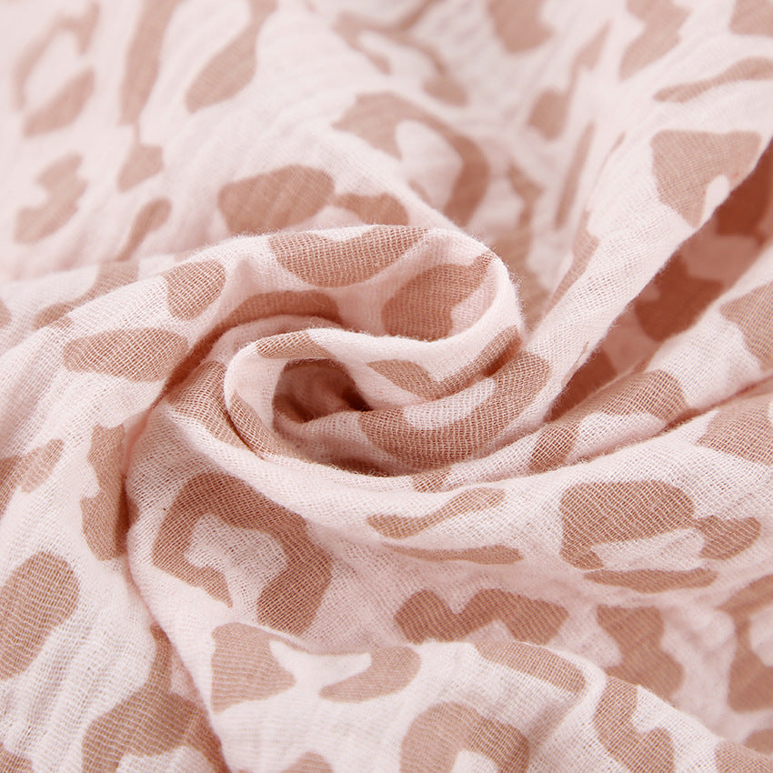 Dame dyreprint bluse med flæser og knapdetaljer Stilla