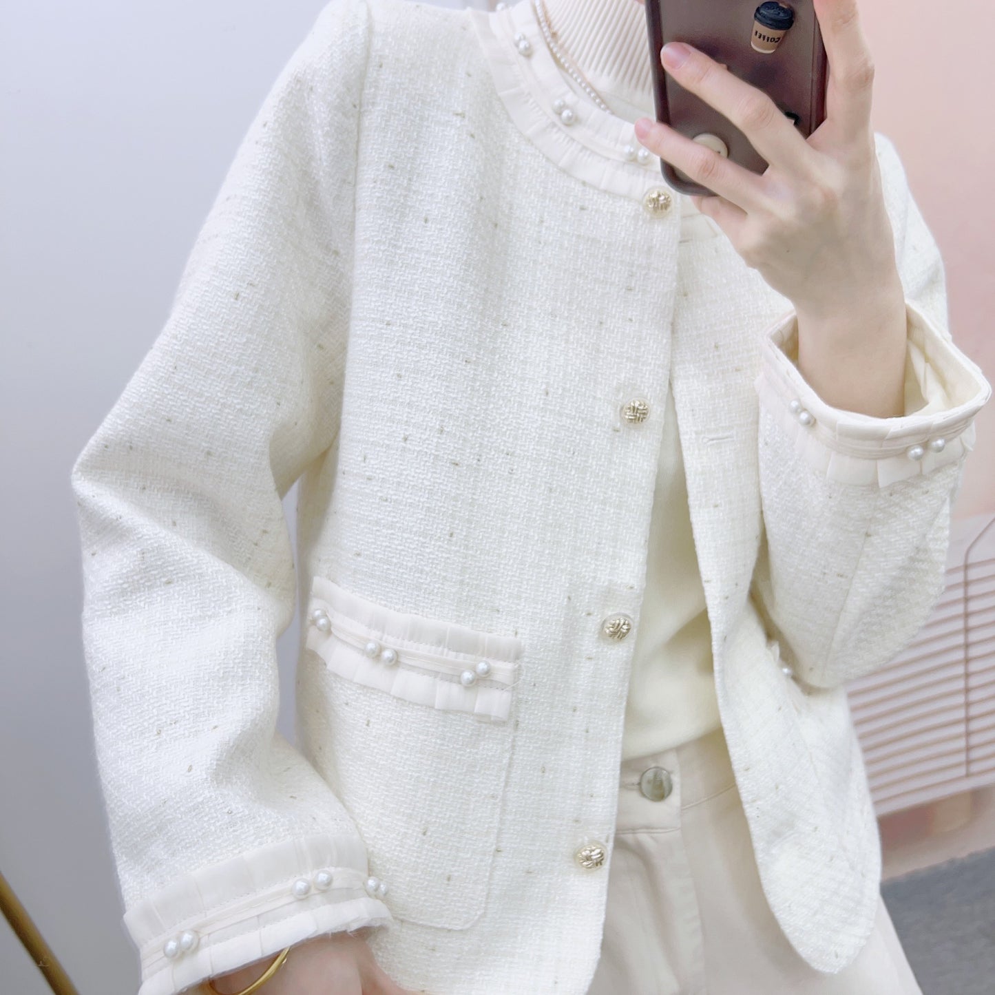 Dame elegant Bouclé-jakke med dekorative perlemorsknapper og struktureret design Stilla