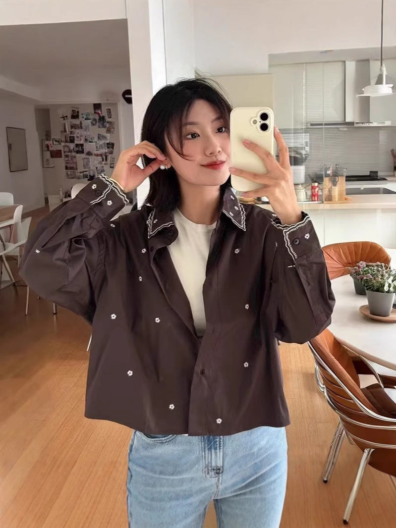 Dame afslappet bluse med filigran blomsterbroderedesign og vidde udskårne ærmer Stilla