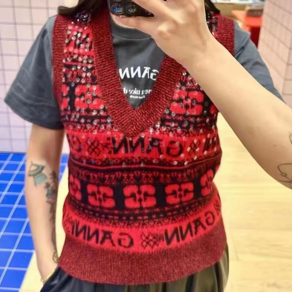 Dam strikvest med V-udskæring og festligt mønster Stilla