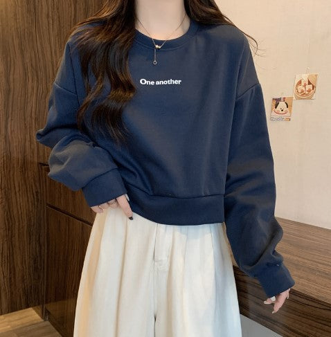 Dame Cropped Graphic Pullover Sweatshirt med Statement-print Stilla