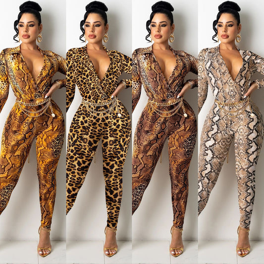 Dame elegant gulvlængde jumpsuit med slangetryk og dyb V-hals Stilla