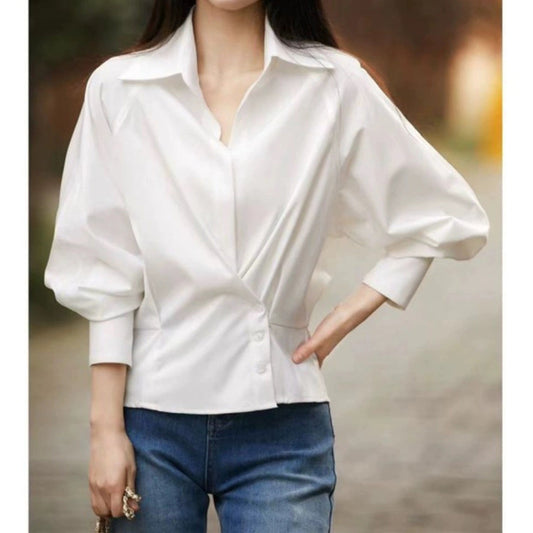 Dame elegant bluse med moderne flæseærmer og asymmetrisk snit Stilla