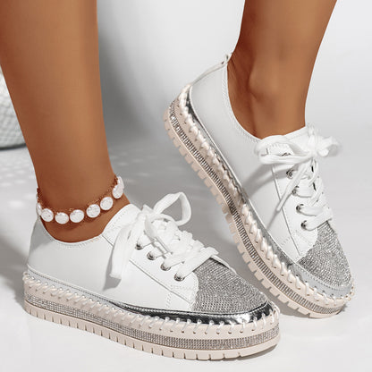 Dame sporty sneakers med skinnende overflade og trendy platform Stilla