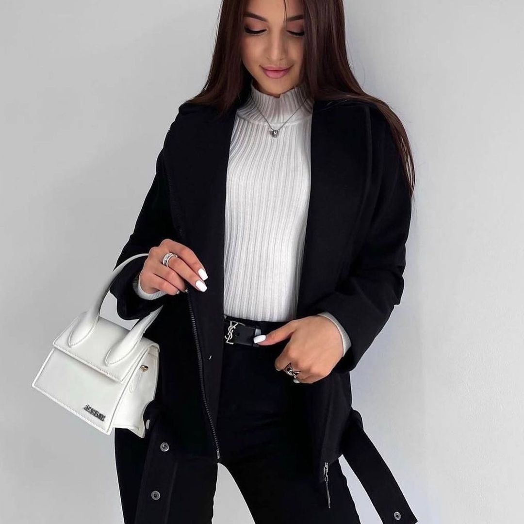 Dame afslappet overgangsjakke med praktiske lynlåslommer og moderne snit Stilla