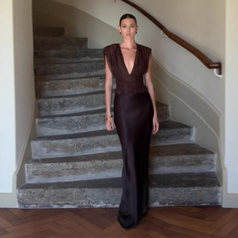 Dame Elegant gulvlængde aftenkjole med dyb V-udskæring og raffinerede flæsedetaljer Stilla