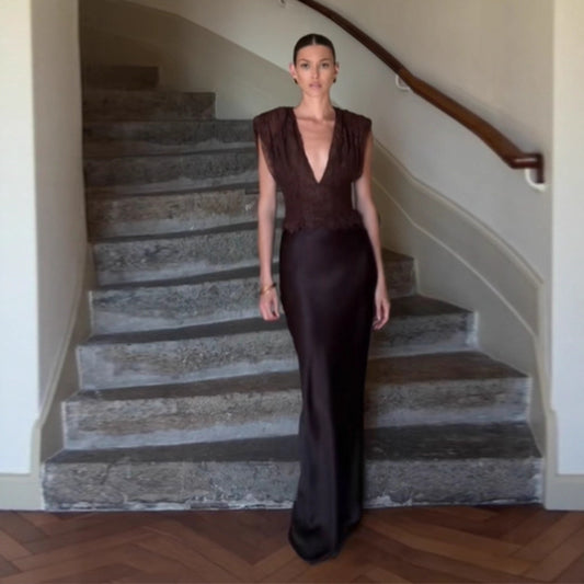 Dame Elegant gulvlængde aftenkjole med dyb V-udskæring og raffinerede flæsedetaljer Stilla