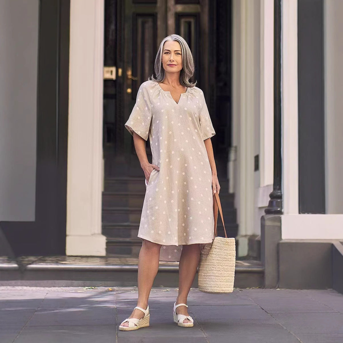 Dame afslappet casual-kjole med praktiske lommer og fashionable V-udskæring Stilla