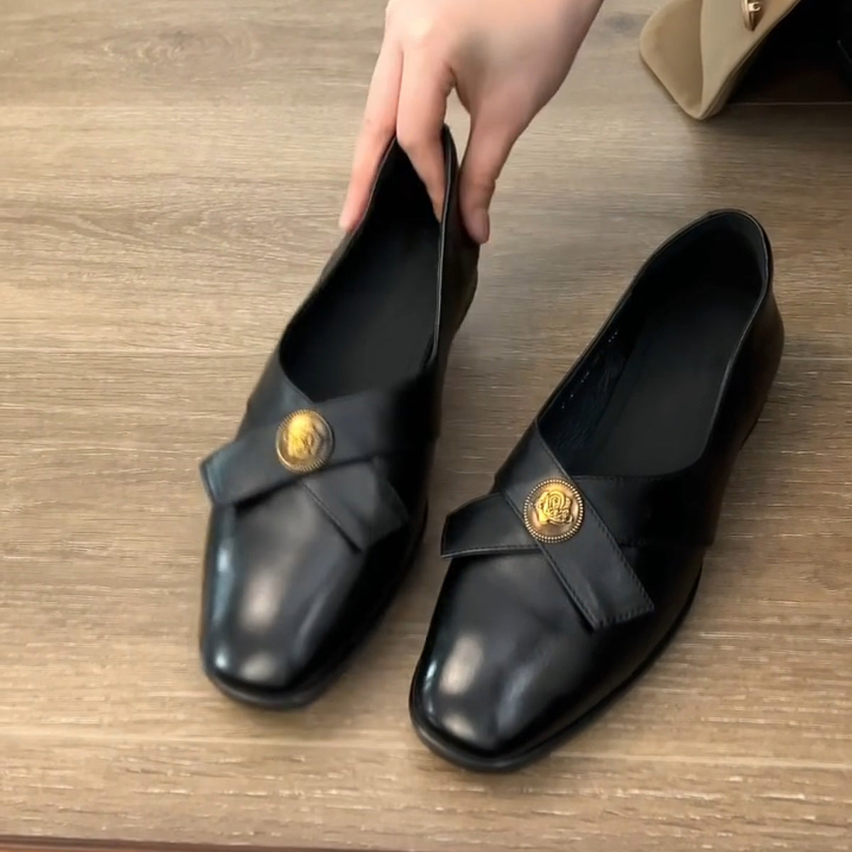 Dame Elegant Firkantet Tå Sæbler med Dekorativ Knap Stilla