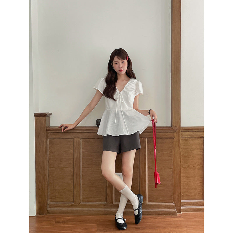 Dame elastisk blusestop med flæsedetalje og dekorativt bånd Stilla