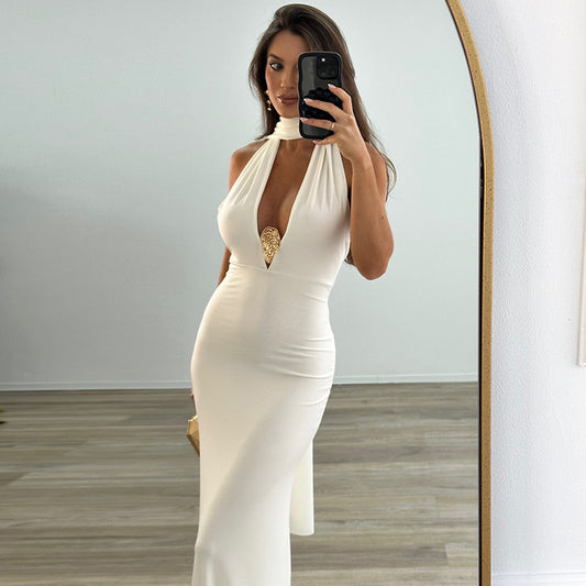 Dame Elegant aftenkjole med dyb udskæring og gyldne accenter Stilla