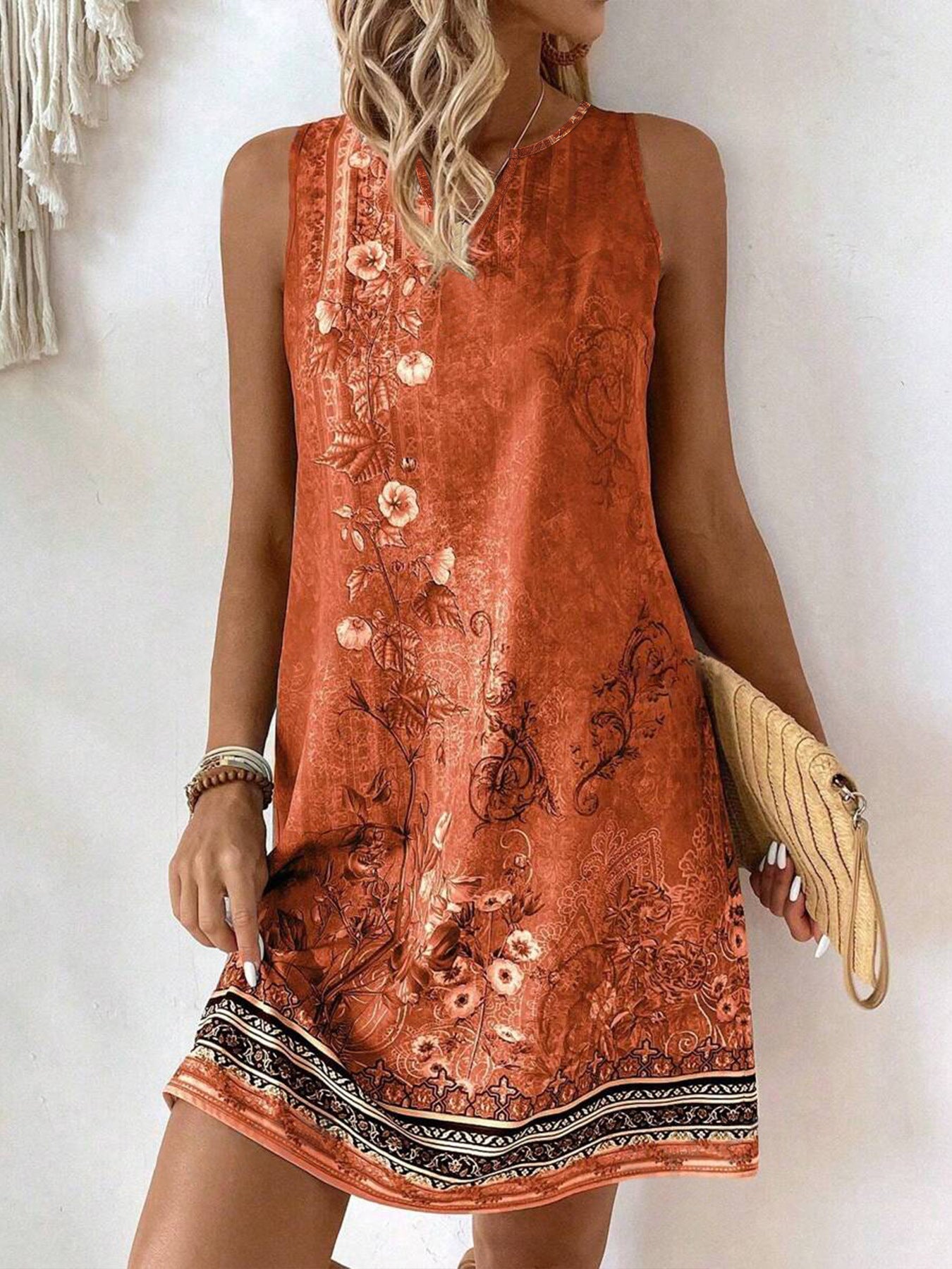 Dame afslappet sommerkjole med blomsterprint og elegant bund Stilla