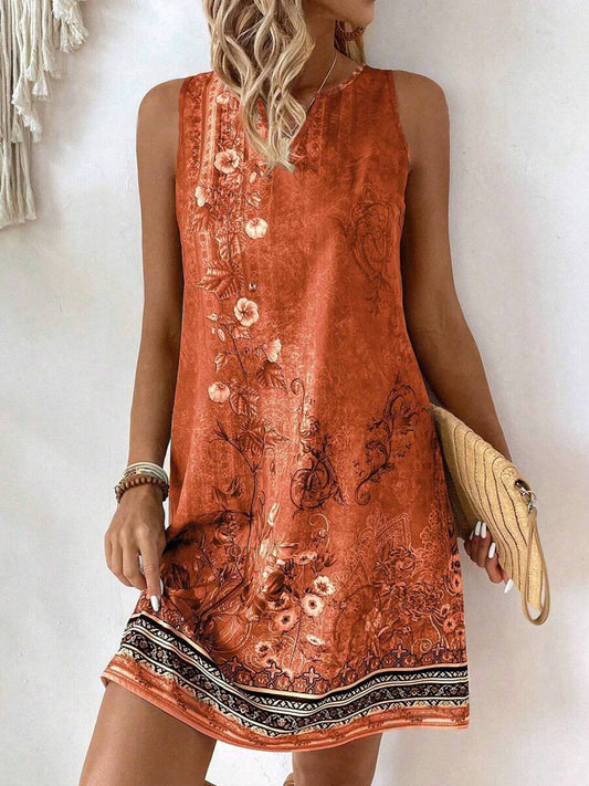 Dame afslappet sommerkjole med blomsterprint og elegant bund Stilla