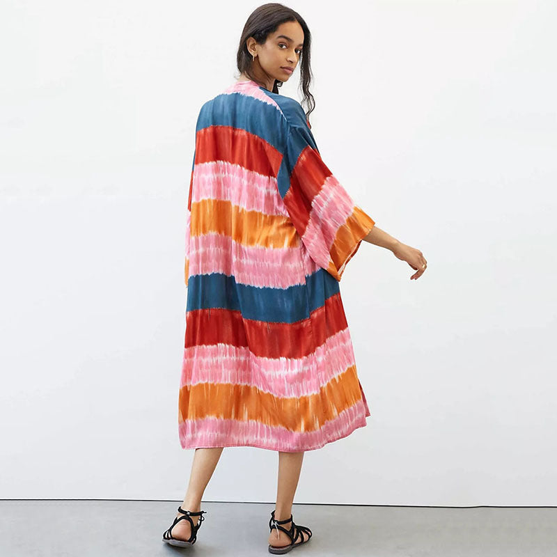 Dame afslappet strandkimono med kunstnerisk batikdesign Stilla