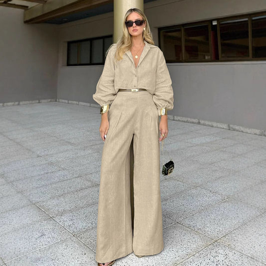 Dame elegant erhvervssæt med figursyet bluse og løst skåret bukser Stilla