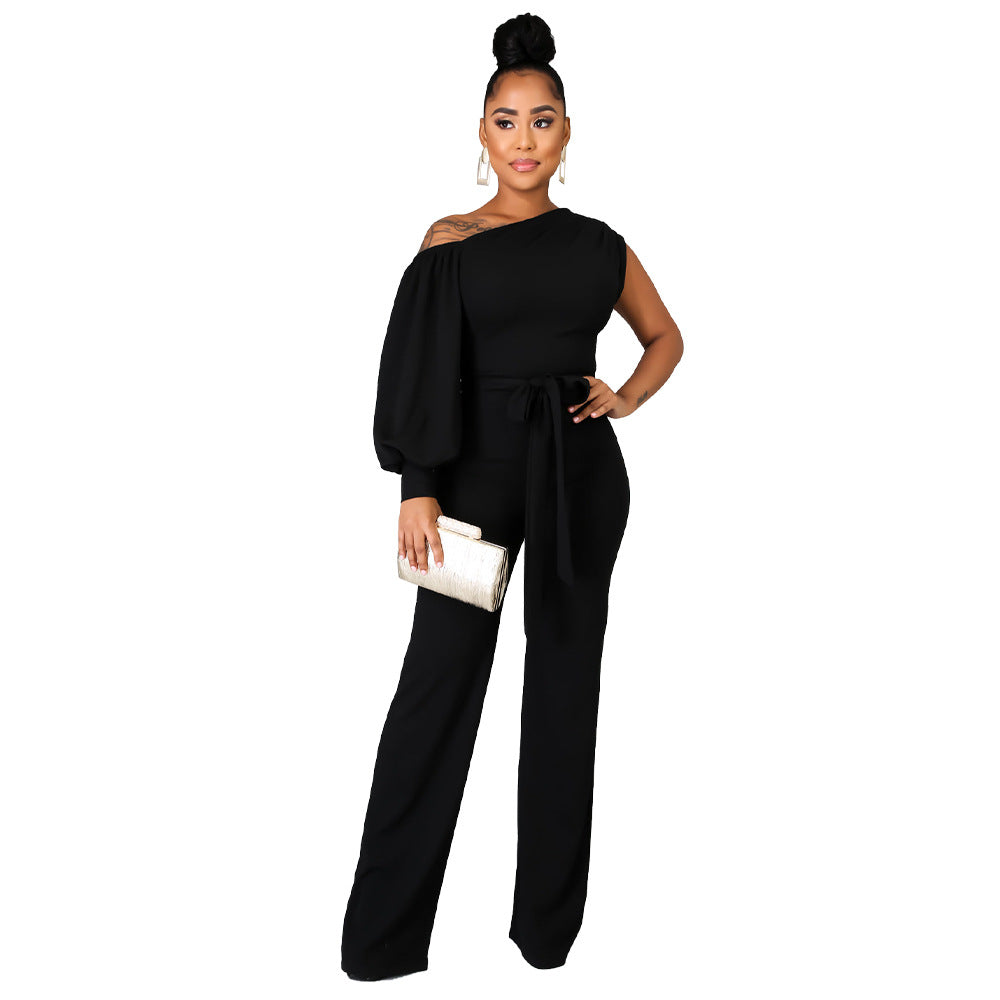 Dame jumpsuit med asymmetrisk snit og voluminøse ærmer Stilla
