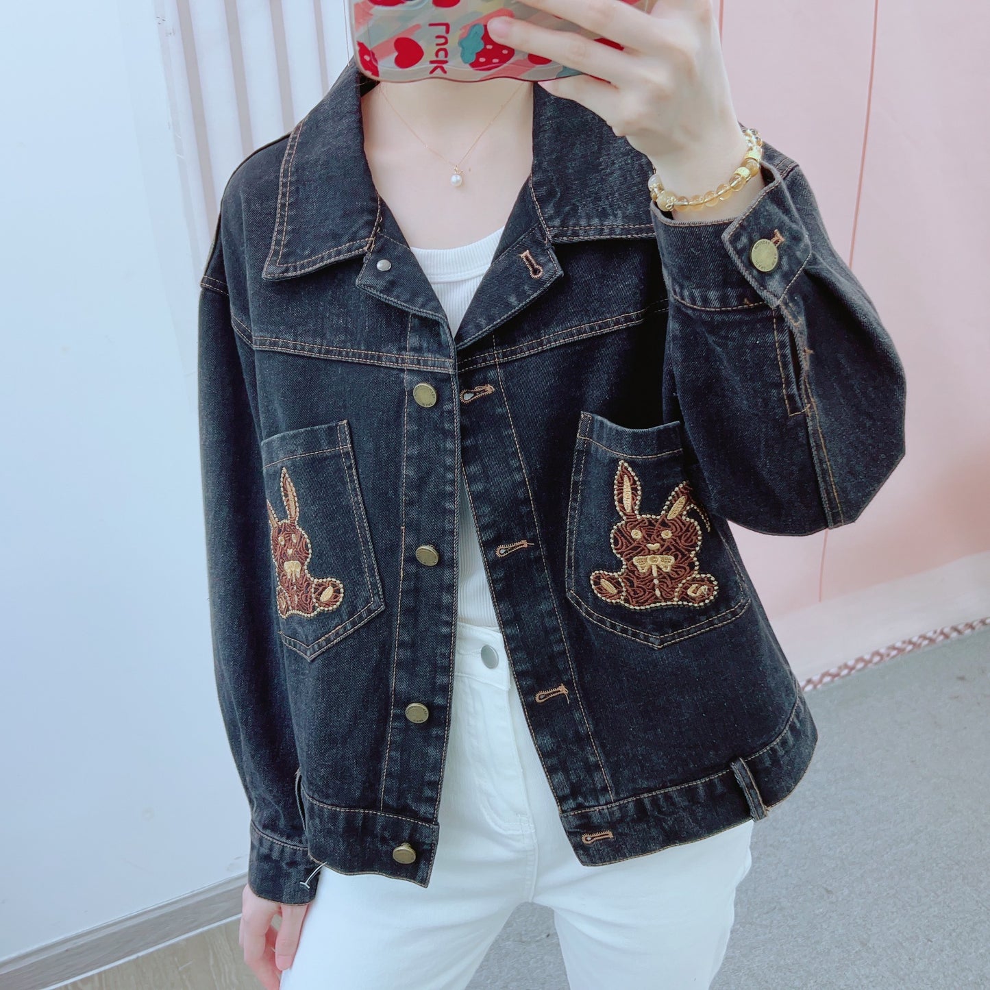 Dame denimjakke med legende kaninbroderi og afslappede detaljer Stilla