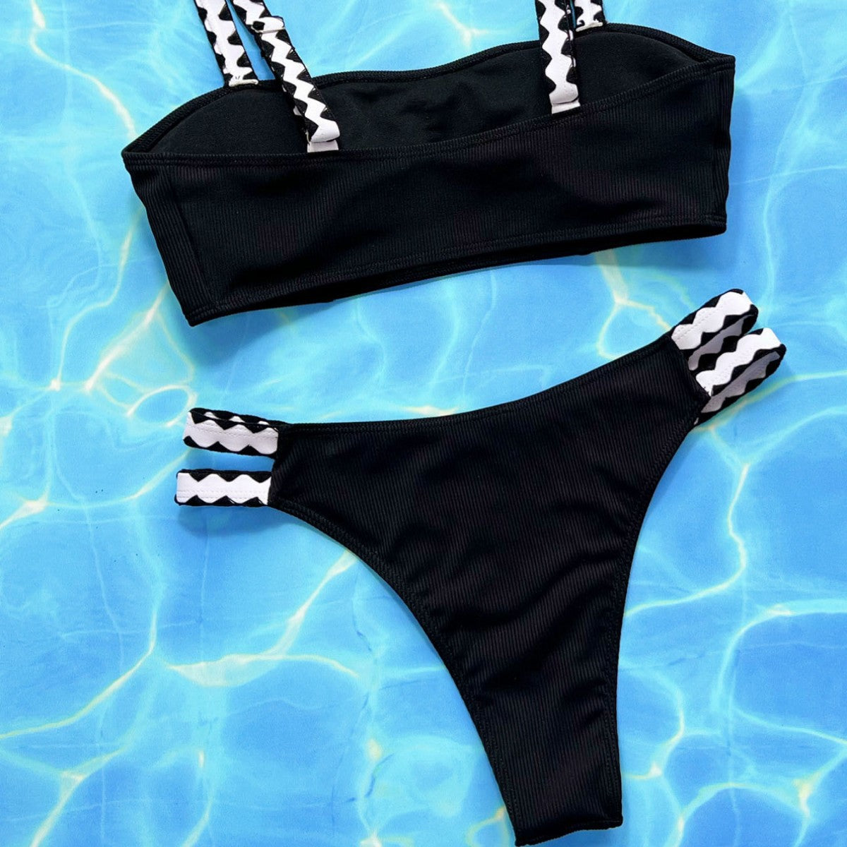 Dame bikini-top med justerbare stropper og grafisk design Stilla