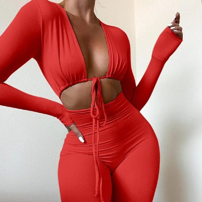 Dame figursyet jumpsuit med dyb V-udskæring og elegante lange ærmer Stilla