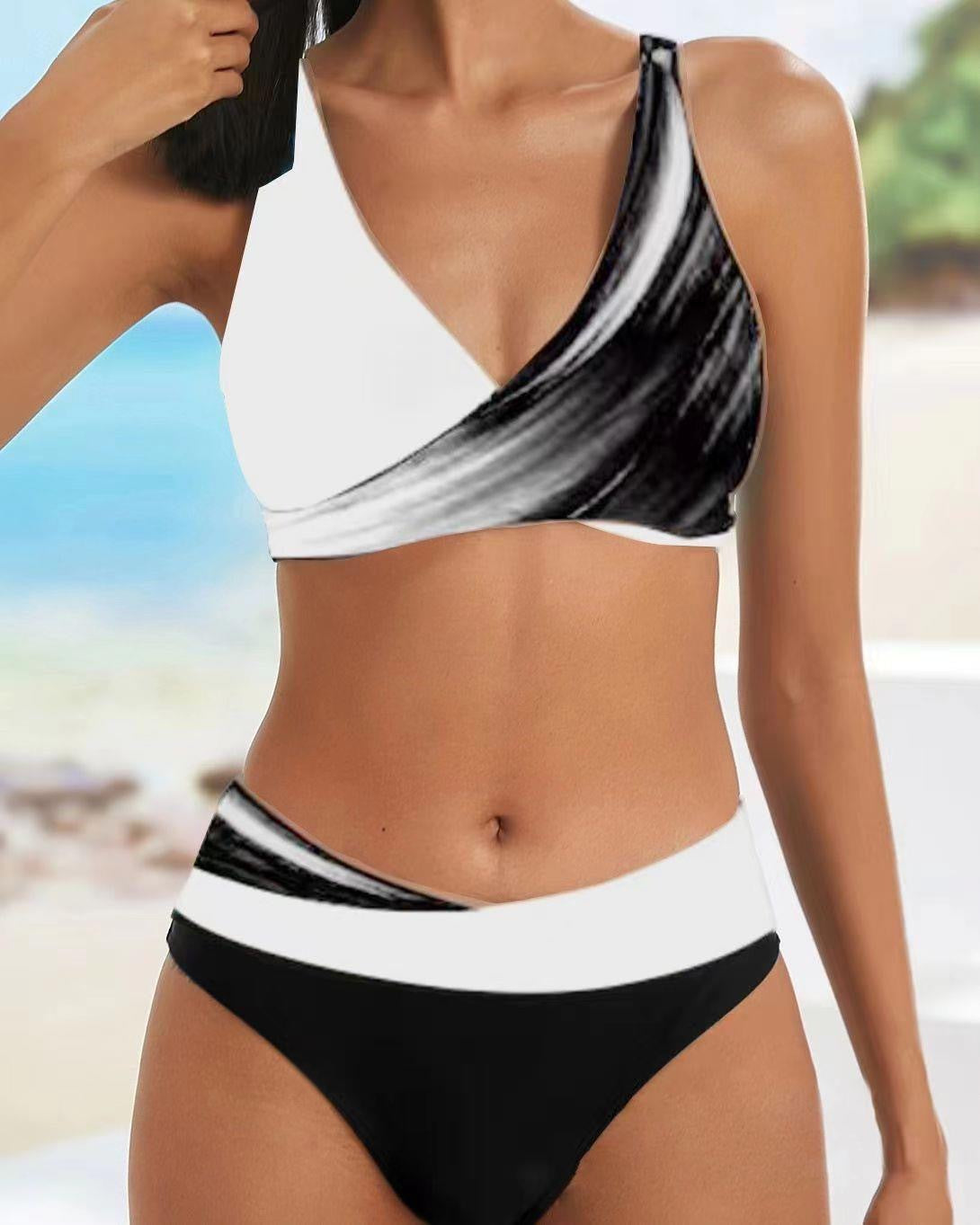Dame bikinisæt med asymmetrisk snit og trendy striber Stilla