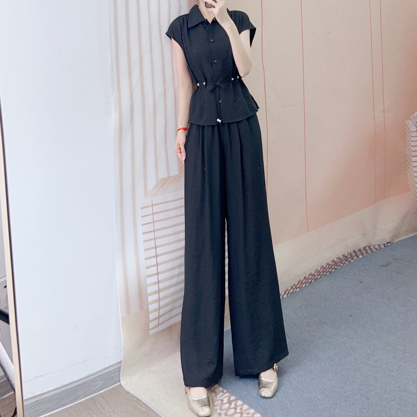 Dame jumpsuit med taljerbart design og elegante knapdetaljer Stilla