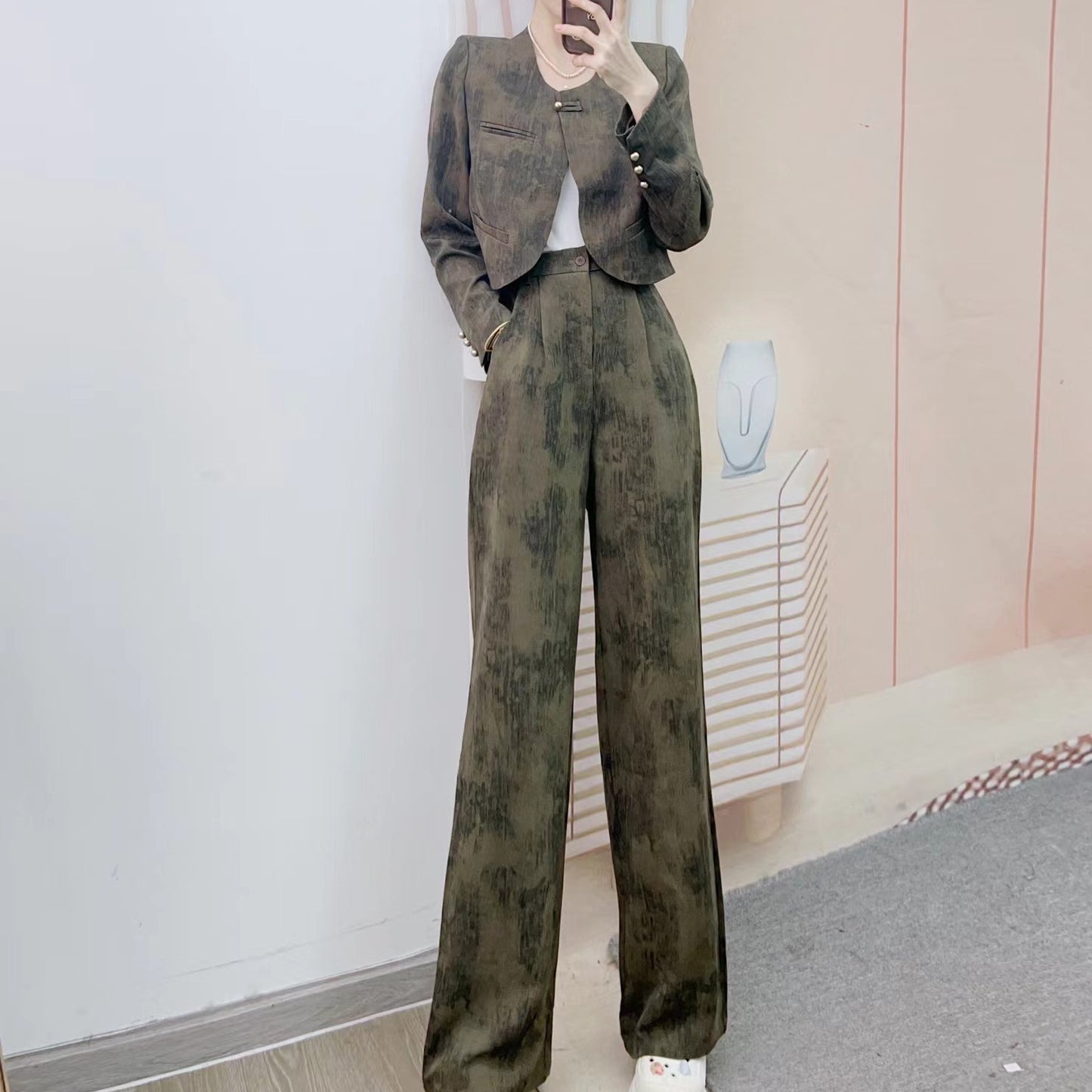 Dame Elegant Blazer-Bukser-Sæt med feminine detaljer og moderne look Stilla