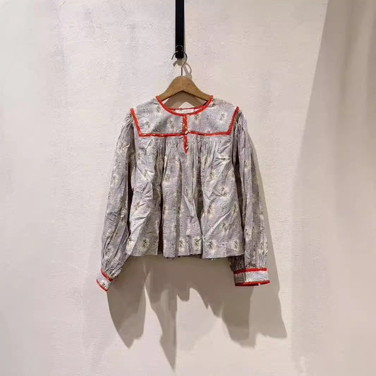 Dame afslappet bluse med blomsterprint og elegant knapliste Stilla