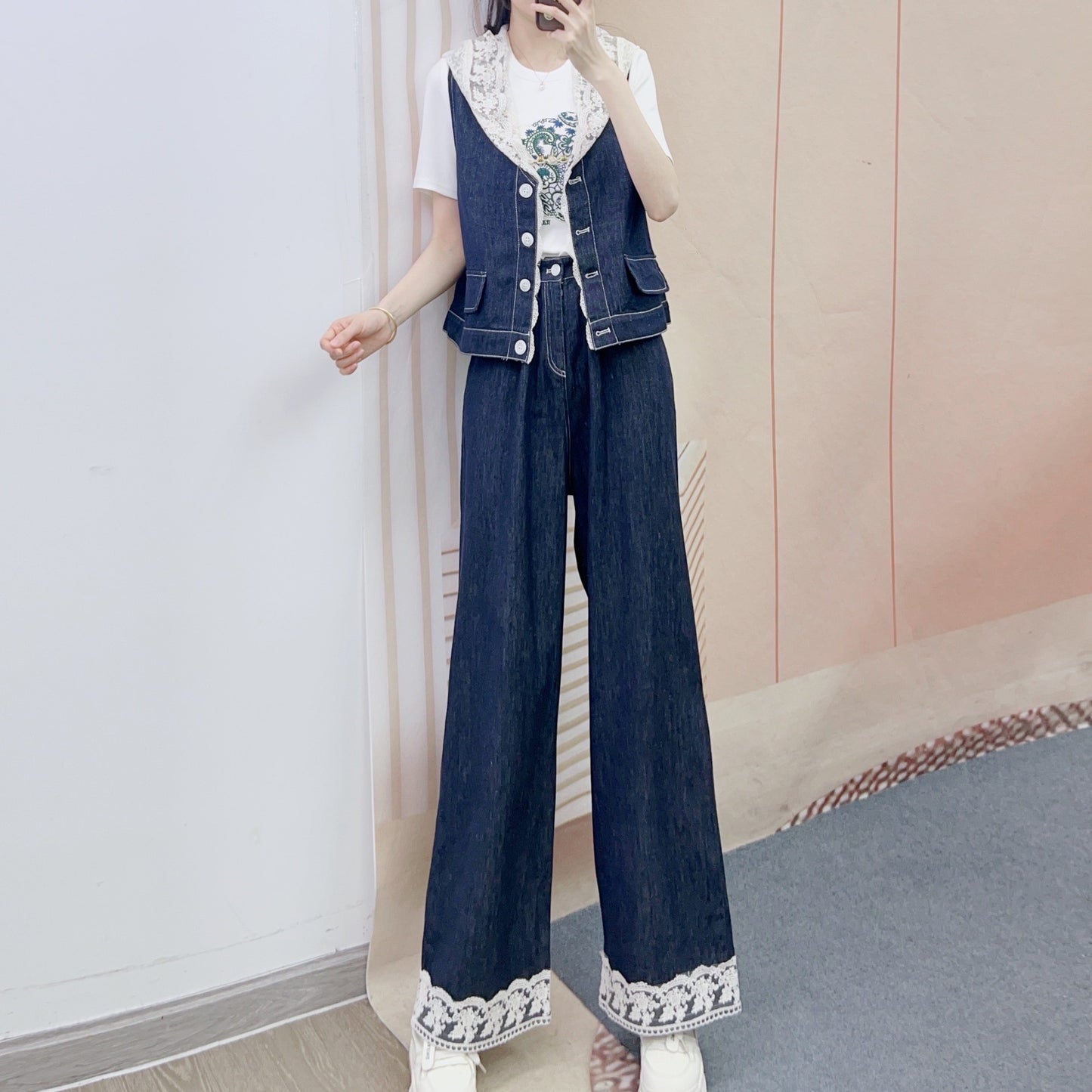 Dame Denim-Overall med dekorativ knaplukning og moderigtige accenter Stilla