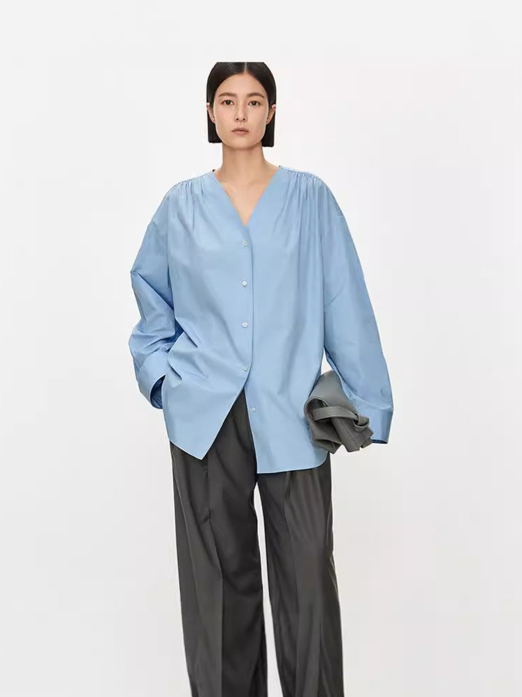 Dame afslappet bluse med V-udskæring og elegante detaljer Stilla