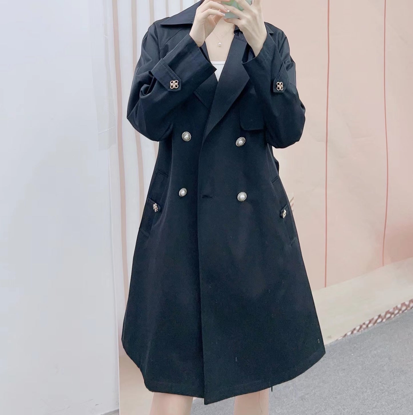 Dame dobbeltspændt trenchcoat med stilfulde knapdetaljer og praktiske lommer Stilla