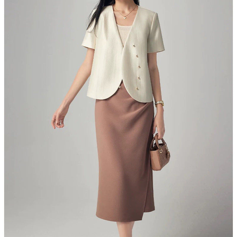 Dame elegant blazerjakke med svingende skørt og fine detaljer Stilla