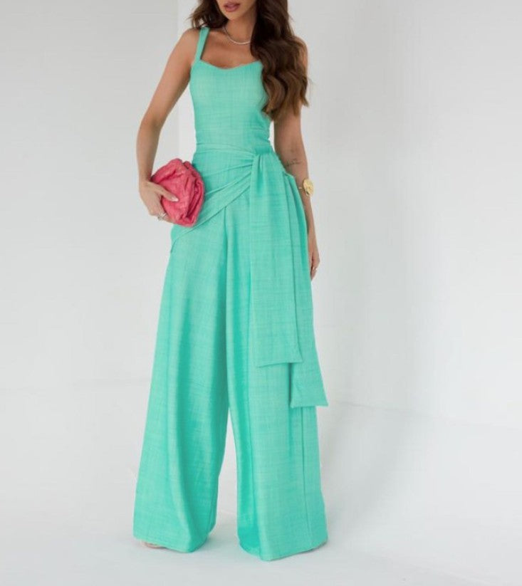 Dame bredt jumpsuit med elegante draperinger og stropper Stilla